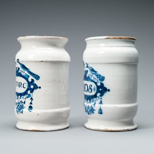 Twee blauw-witte Delftse albarello-type apothekerspotten, 18e eeuw — foto 5