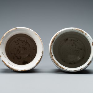 Twee blauw-witte Delftse albarello-type apothekerspotten, 18e eeuw — foto 6