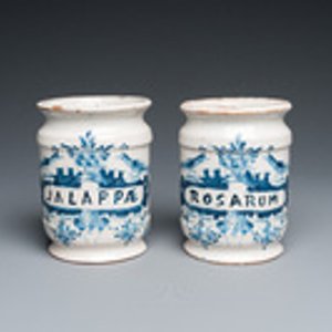 Twee blauw-witte Delftse apothekerspotten en een polychrome Brusselse schotel met een ruiter te paard, 18e eeuw — foto 2