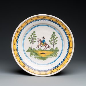Twee blauw-witte Delftse apothekerspotten en een polychrome Brusselse schotel met een ruiter te paard, 18e eeuw — foto 9