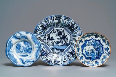 Twee blauw-witte Delftse chinoiserie borden en een schotel, 17/18e eeuw
