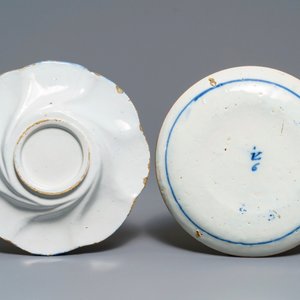 Twee blauw-witte Delftse chinoiserie borden en een schotel, 17/18e eeuw — foto 5