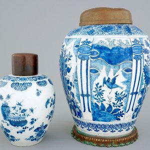 Twee blauw-witte Delftse chinoiserie potten, 17/18e eeuw — foto 1