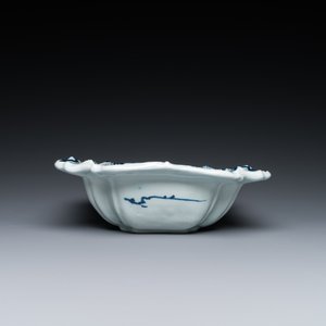 Twee blauw-witte Delftse chinoiserie vazen en een slakom, 17/18e eeuw — foto 4