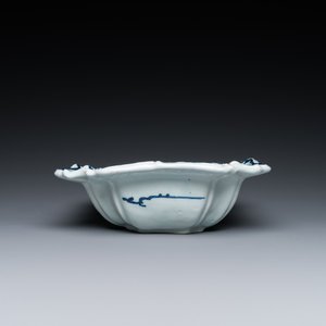 Twee blauw-witte Delftse chinoiserie vazen en een slakom, 17/18e eeuw — foto 6