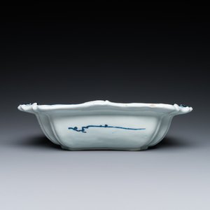 Twee blauw-witte Delftse chinoiserie vazen en een slakom, 17/18e eeuw — foto 7