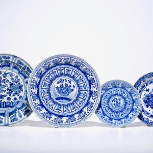 Twee blauw-witte Delftse schotels en twee borden, vroeg 18e eeuw — foto 1