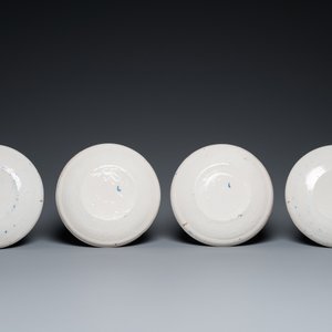 Twee blauw-witte Delftse schotels en twee paar borden, 18e eeuw — foto 5