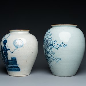 Twee blauw-witte Delftse tabakspotten met koperen deksels, 18e eeuw — foto 3
