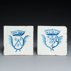 Twee blauw-witte Delftse tegels met de wapens van Huyssen en Van Der Nisse, 17e eeuw — foto 1