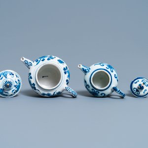 Twee blauw-witte Delftse theepotten met deksels, 18e eeuw — foto 6