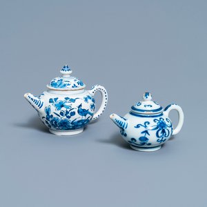 Twee blauw-witte Delftse theepotten met deksels, 18e eeuw — foto 1