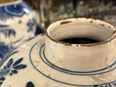 Twee blauw-witte Delftse vazen met vogels bij bloesemtakken, 18e eeuw — foto 1