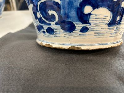 Twee blauw-witte Delftse vazen met vogels bij bloesemtakken, 18e eeuw — foto 5