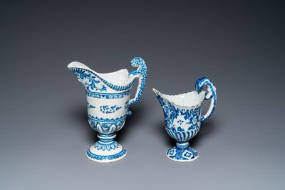 Twee blauw-witte helmvormige kannen, Rouen en Nevers, Frankrijk, 18e eeuw