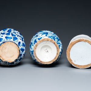 Twee blauw-witte Italiaanse en een Delftse apothekerspot, 17/18e eeuw — foto 7