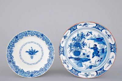 Twee blauw-witte schotels in Delfts aardewerk, 18e eeuw