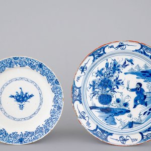 Twee blauw-witte schotels in Delfts aardewerk, 18e eeuw — foto 1