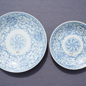 Twee blauwwitte Chinese borden en een kom, Kangxi en 19e eeuw — foto 7