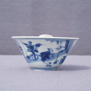 Twee blauwwitte Chinese borden en een kom, Kangxi en 19e eeuw — foto 10