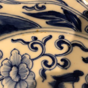 Twee blauwwitte Chinese plooischotels met een feniks en apen, Kangxi — foto 3