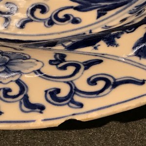 Twee blauwwitte Chinese plooischotels met een feniks en apen, Kangxi — foto 8