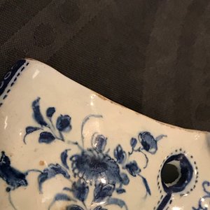 Twee blauwwitte Delftse modellen van muiltjes, één gedat. 1708, 18e eeuw — foto 19