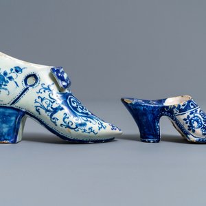 Twee blauwwitte Delftse modellen van muiltjes, één gedat. 1708, 18e eeuw — foto 3