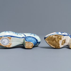 Twee blauwwitte Delftse modellen van muiltjes, één gedat. 1708, 18e eeuw — foto 7