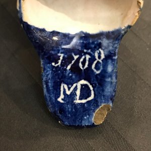 Twee blauwwitte Delftse modellen van muiltjes, één gedat. 1708, 18e eeuw — foto 9