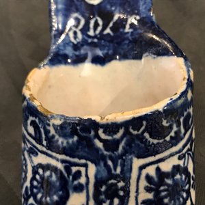 Twee blauwwitte Delftse modellen van muiltjes, één gedat. 1708, 18e eeuw — foto 10