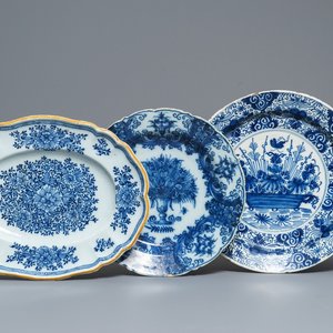 Twee blauwwitte Delftse schotels, een ovale schotel en een vaasje, 18e eeuw — foto 1