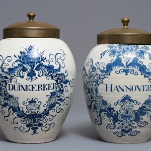 Twee blauwwitte Delftse tabakspotten met koperen deksels, 18e eeuw — foto 1