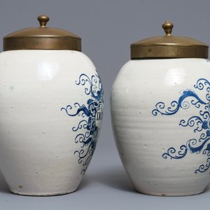 Twee blauwwitte Delftse tabakspotten met koperen deksels, 18e eeuw — foto 2