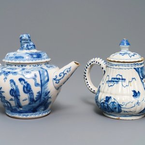 Twee blauwwitte Delftse theepotten met chinoiserie decor, 18e eeuw — foto 1