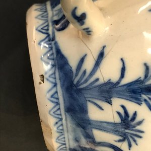 Twee blauwwitte Delftse theepotten met chinoiserie decor, 18e eeuw — foto 11