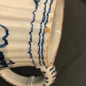 Twee blauwwitte Delftse theepotten met chinoiserie decor, 18e eeuw — foto 18