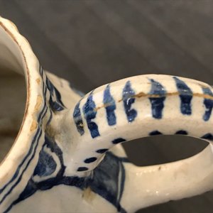 Twee blauwwitte Delftse theepotten met chinoiserie decor, 18e eeuw — foto 22