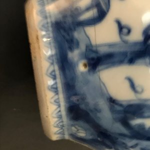 Twee blauwwitte Delftse theepotten met chinoiserie decor, 18e eeuw — foto 23