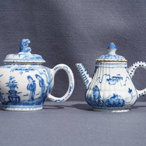 Twee blauwwitte Delftse theepotten met chinoiserie decor, 18e eeuw — foto 25