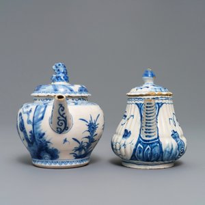 Twee blauwwitte Delftse theepotten met chinoiserie decor, 18e eeuw — foto 3