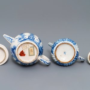 Twee blauwwitte Delftse theepotten met chinoiserie decor, 18e eeuw — foto 7