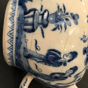 Twee blauwwitte Delftse theepotten met chinoiserie decor, 18e eeuw — foto 10