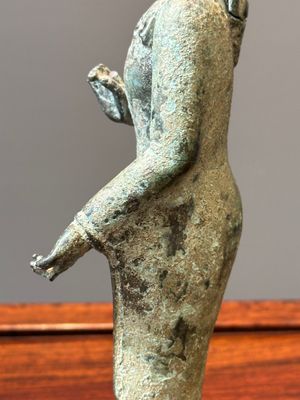 Twee bronzen figuren van een staande Bodhisattva, Centraal Java, 11/13e eeuw — foto 15
