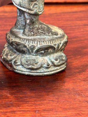 Twee bronzen figuren van een staande Bodhisattva, Centraal Java, 11/13e eeuw — foto 17