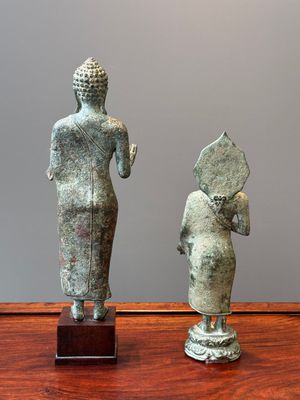 Twee bronzen figuren van een staande Bodhisattva, Centraal Java, 11/13e eeuw — foto 4