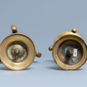 Twee bronzen kandelaars, Vlaanderen of Nederland, 15/16e eeuw — foto 6