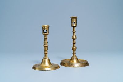 Twee bronzen knoopkandelaars, Vlaanderen of Nederland, 16e eeuw