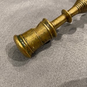 Twee bronzen knoopkandelaars, Vlaanderen of Nederland, 16e eeuw — foto 12