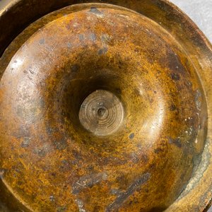 Twee bronzen knoopkandelaars, Vlaanderen of Nederland, 16e eeuw — foto 19